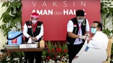 FOTO : Suntik Perdana Vaksin Covid-19 di Indonesia Pemerintah Indonesia memulai rangkaian vaksinasi covid-19 sebagai ikhtiar bangsa untuk keluar dari krisis pandemi covid-19.