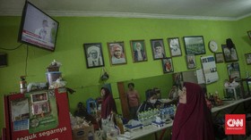 FOTO: Antusias Warga Menonton Siaran Vaksinasi Perdana