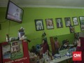 FOTO: Antusias Warga Menonton Siaran Vaksinasi Perdana