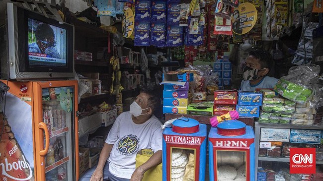 FOTO: Antusias Warga Menonton Siaran Vaksinasi Perdana