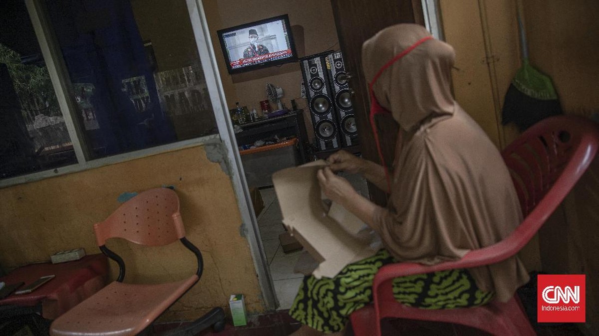 FOTO: Antusias Warga Menonton Siaran Vaksinasi Perdana