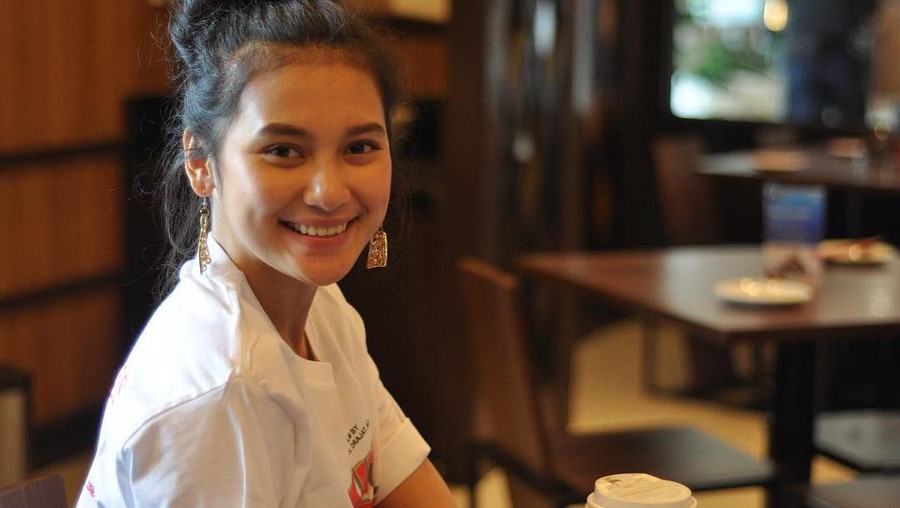 Gaya Simpel Indah Permatasari saat Belanja Ikan dan Buah di Pasar