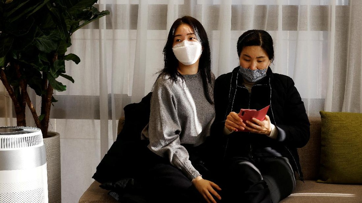 FOTO: Mumpung Pakai Masker, Warga Korsel Buru-buru Oplas