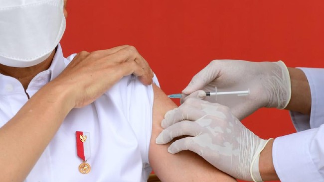 Epidemiolog dan peneliti kebijakan menilai target 70 persen penduduk Indonesia divaksinasi agar tercipta herd immunity terbilang berat karena sejumlah faktor.