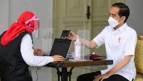 Efek Vaksin Sinovac: Jokowi 'Pegal Dikit', Menkes Mengantuk