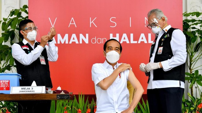Presiden Jokowi merasakan efek pegal-pegal dua jam usai disuntik vaksin covid-19. Ia meminta masyarakat tetap bersedia divaksin.