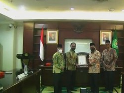 Kemenag Serahkan Sertifikat Halal Vaksin Corona Sinovac ke Bio Farma