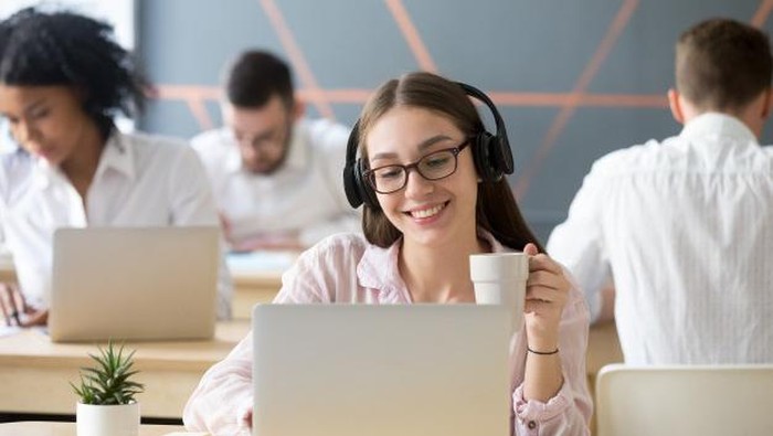 Mendengarkan Musik Kencang Beneran Bisa Merusak Otak? Ini Faktanya!