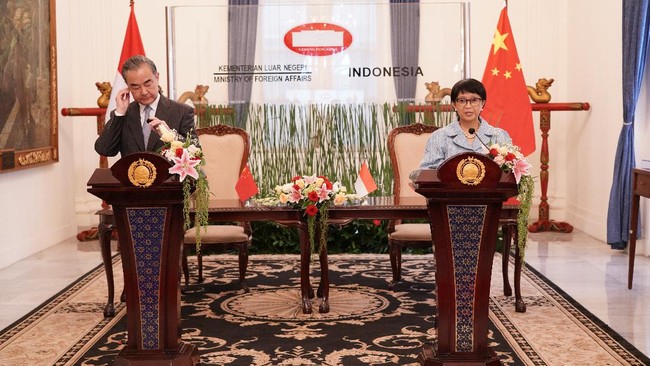 Menlu RI Retno Marsudi menegaskan kembali seluruh negara, tak terkecuali China, menghormati hukum internasional dalam bersikap di Laut China Selatan.