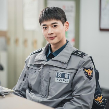 Jadi Cameo di 'Lovestruck in the City', Visual Tampan Minho SHINee Bikin Meleleh