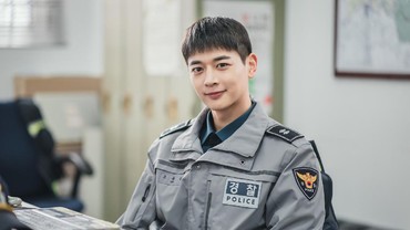 img-title Jadi Cameo di 'Lovestruck in the City', Visual Tampan Minho SHINee Bikin Meleleh