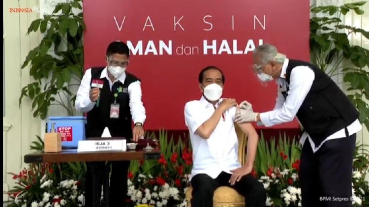 Momen Jokowi DIvaksin Corona Momen Jokowi DIvaksin Corona