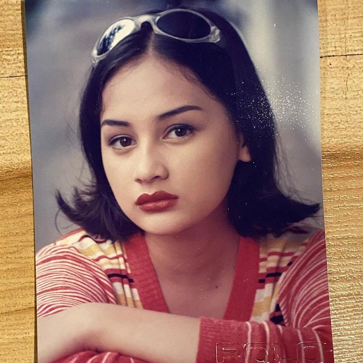 <p>Kini, Mona Ratuliu dan Indra Brasco sudah dikaruniai empat anak. Nah, di foto ini, banyak yang bilang Mona mirip putri sulungnya, Davina Shava Felias atau akrab disapa Mima. Menurut Bunda? (Foto: Instagram @monaratuliu)</p>