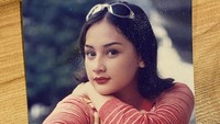 <p>Mona Ratuliu mengawali karier di dunia akting sejak usia sangat belia, 12 tahun. Pada 1994 silam, ia menjajal peran di sinetron <em>Hati yang Perawan</em>. (Foto: Instagram @monaratuliu)</p>