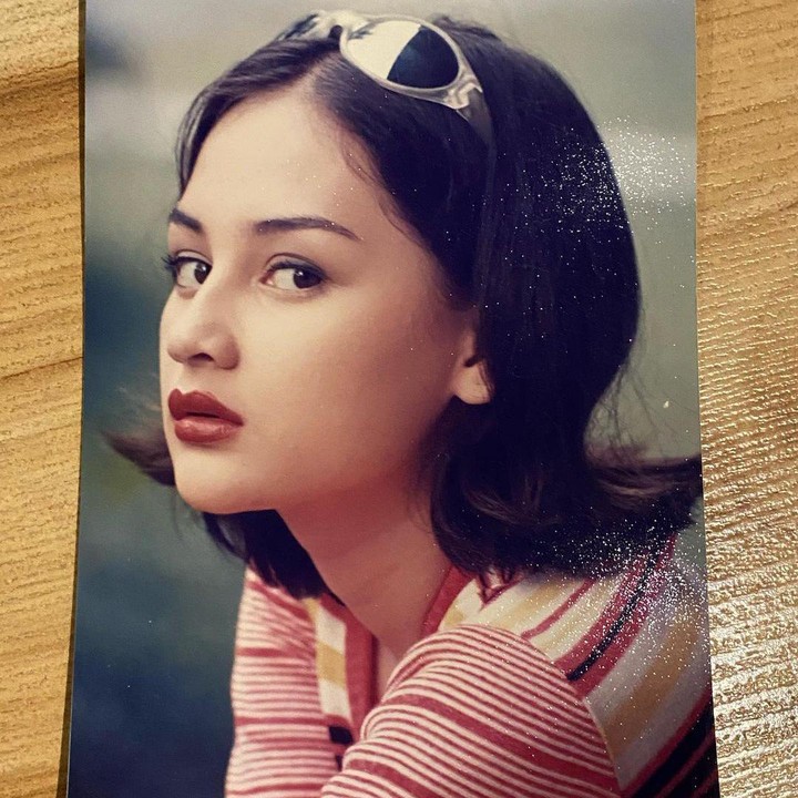 <p>Nama Mona Ratuliu makin dikenal di awal 2000-an, usai membintangi sinetron remaja <em>Lupus Milenia</em>, lalu berperan sebagai perawat tunarungu bernama Sofia di sinetron <em>Pelangi di Matamu</em>. (Foto: Instagram @monaratuliu)</p>