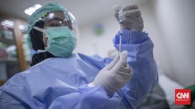 Dokter di Papua Suntikkan Sendiri Vaksin Covid-19 ke Lengan