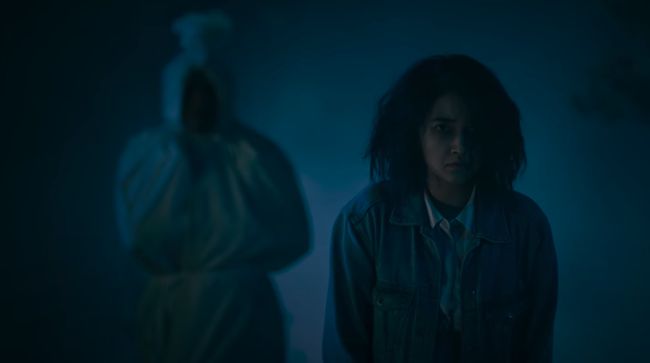 Berikut sinopsis film horor Pocong the Origin, gambaran kesengsaraan seorang gadis akibat ayahnya main ilmu hitam.