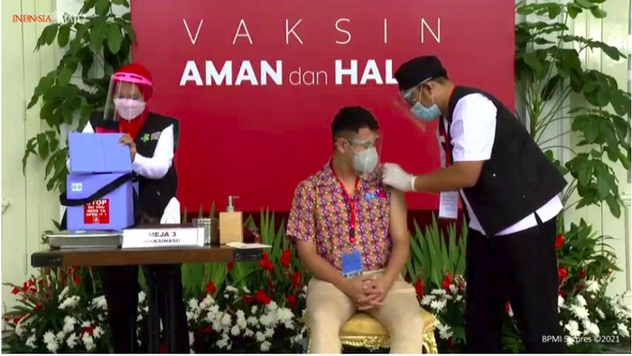 Raffi Ahmad divaksinasi COVID-19 pertama