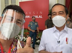 Foto Bareng Jokowi Usai Divaksin COVID, Raffi Ahmad: Buat Bikin Vlog