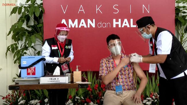 Netizen ribut-ribut di media sosial mengomentari selebritas Indonesia, Raffi Ahmad, menjalani vaksin Covid-19 bareng Presiden Jokowi, Rabu (13/1).