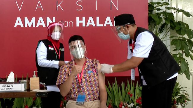 Warganet ramai-ramai mengkritik Raffi Ahmad yang diduga nongkrong tanpa protokol kesehatan setelah menerima vaksin perdana pada Rabu (13/1).