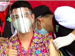 Tepergok Party Usai Vaksinasi Bikin Raffi Ahmad Diserang Sana-sini