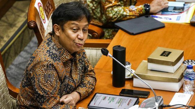 Di tengah rapat kerja, anggota DPR menegur Menkes Budi soal insiden Raffi Ahmad yang kedapatan nongkrong usai menerima vaksin corona Sinovac.