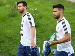 Agar Messi Bertahan, Barcelona Mau Datangkan Aguero?