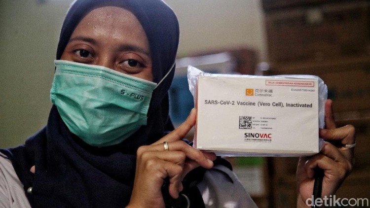 Puskesmas Kecamatan Cilincing telah menerima 1.800 vaksin. Rencananya vaksin itu akan diberikan untuk nakes dimulai dari tanggal 14 hingga 28 Januari mendatang.