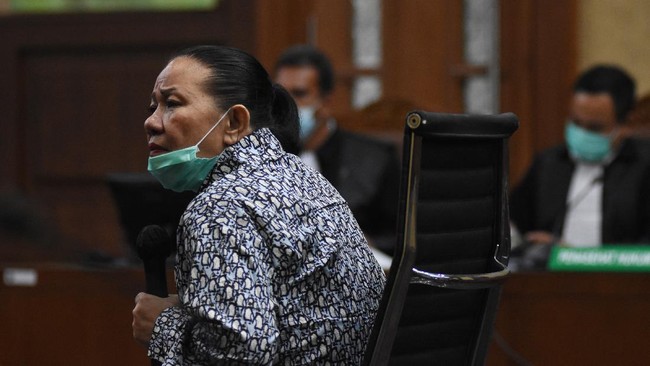 Maria Pauline Lumowa didakwa merugikan keuangan negara Rp1,2 triliun atas pengajuan pencairan beberapa L/C dengan melampirkan dokumen ekspor fiktif ke BNI 46.