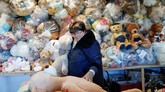 FOTO: Mengintip 20 Ribu Teddy Bear 'Hibernasi' saat Pandemi Lebih dari 20 ribu boneka beruang atau teddy bear 'hibernasi' di gudang di sebuah desa kecil di Hungaria timur, hingga pandemi virus corona Covid-19 mereda.