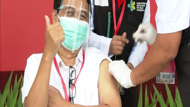 Ketua IDI Daeng M Faqih meminta nakes tak khawatir disuntik vaksin covid. Ia menyatakan tak ada efek samping berat usai dua kali disuntik.