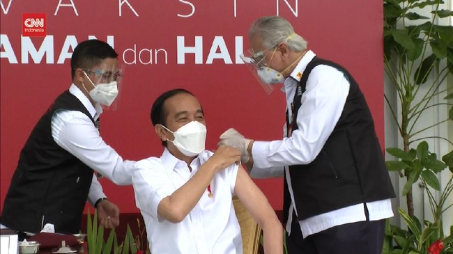 Netizen bereaksi usai Jokowi lakukan vaksinasi, sebagian merasa skeptis hingga berharap vaksin aman.