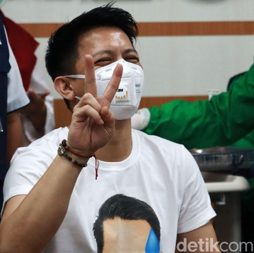 Didampingi Ridwan Kamil, Ariel NOAH Disuntik Vaksin Corona