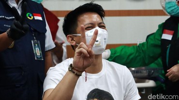 Didampingi Ridwan Kamil, Ariel NOAH Disuntik Vaksin Corona