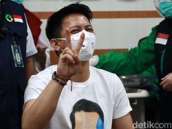Momen Ariel NOAH Disuntik Vaksin Corona