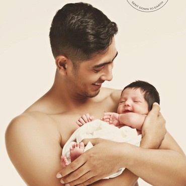 5 Foto Arya Saloka Gendong Anak, Buktikan Papa Muda Hot!
