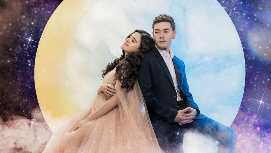 Konsep foto yang mereka usung yakni luar angkasa dan bulan. Keren dan romantis banget ya, Bunda. (Foto: Instagram @audimarissa)