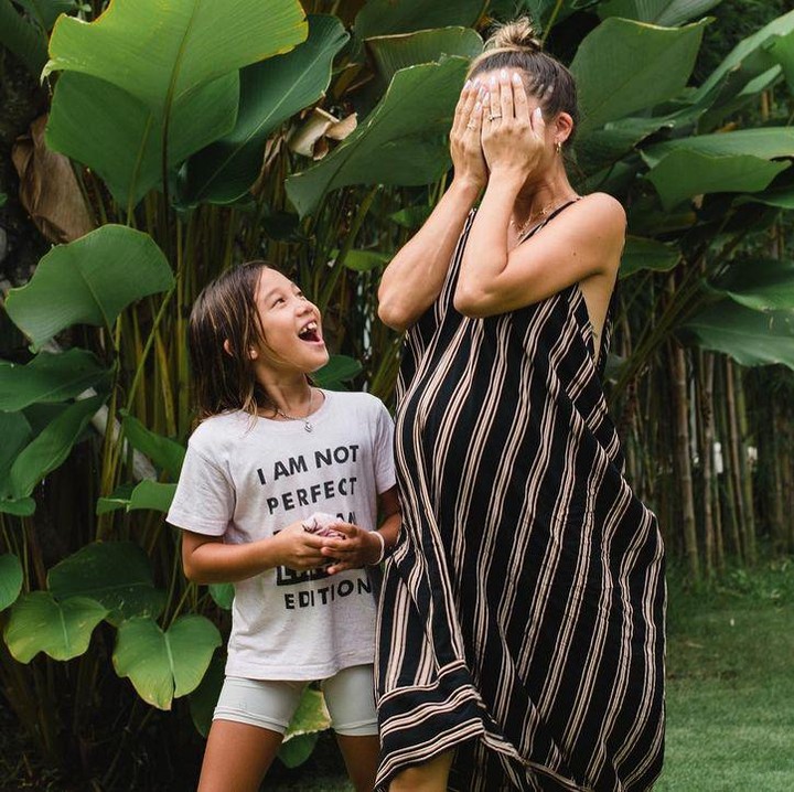 <p>Istri pesepakbola Irfan Bachdim ini tak tahu bahwa diberi kejutan <em>baby shower</em>. Sontak, hal tersebut pun membuatnya menangis terharu. "<em>Melihat kembali foto Kejutan Baby Shower membuat saya menangis lagi. Air mata bahagia tentunya!!!</em>," tutur Jennifer Bachdim dalam akun Instagram @jenniferbachdim, dikutip pada Kamis, (14/1/2021). (Foto: Instagram @jenniferbachdim)</p>