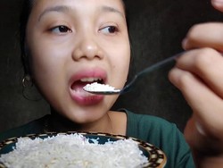 Bukan Nasi, Wanita Ini Hobi Mukbang Makan Beras Mentah