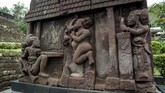 FOTO: Candi Sukuh, Hamparan Arca Seksualitas Penuh Makna Di Karanganyar, Jawa Tengah, berdiri Candi Sukuh, situs yang disebut-sebut sebagai tempat pertapaan di tengah hamparan arca simbol seksualitas yang kaya makna.