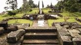 FOTO: Candi Sukuh, Hamparan Arca Seksualitas Penuh Makna Di Karanganyar, Jawa Tengah, berdiri Candi Sukuh, situs yang disebut-sebut sebagai tempat pertapaan di tengah hamparan arca simbol seksualitas yang kaya makna.