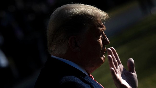 Sejumlah pengacara disebut mengundurkan diri sebagai kuasa hukum mantan Presiden Amerika Serikat Donald Trump sepekan jelang sidang pemakzulan oleh Senat.