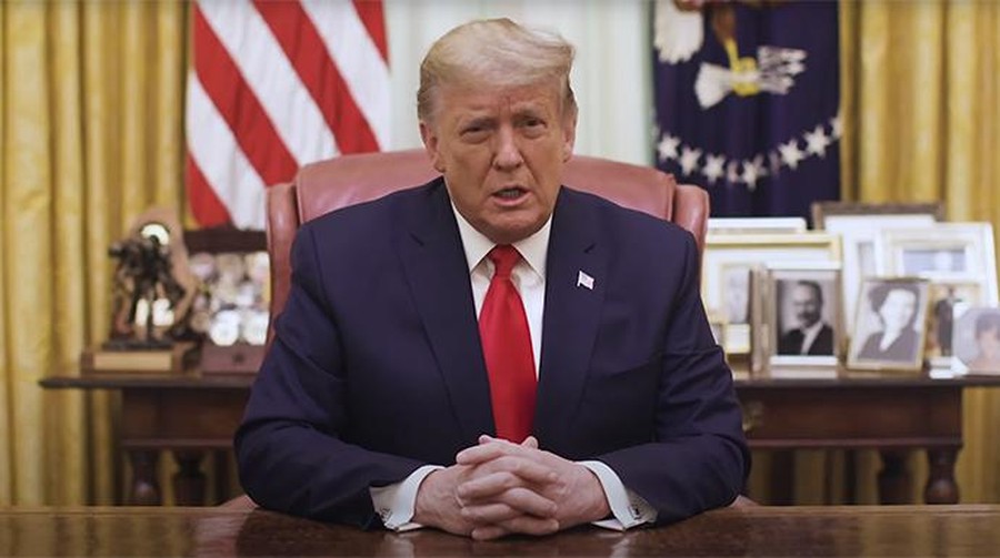 Donald Trump dalam pesan video terbaru yang direkam di Ruang Oval Gedung Putih (The White House via CNN)