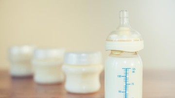 TIPS MELATIH BAYI MINUM ASI DARI BOTOL SAAT BUNDA SUDAH MULAI BEKERJA