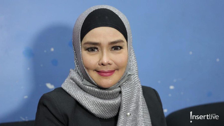 Iyeth Bustami Klarifikasi Soal Foto Lepas Hijab yang Bikin Geger