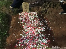 Penggali Kubur Syekh Ali Jaber: Alhamdulillah Lancar, Tanahnya Bagus
