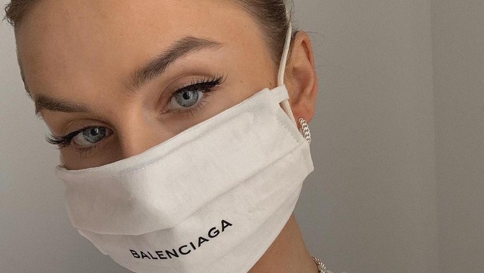 Makeup Hack Anti Nempel di Masker, Bikin Wajah Flawless Seharian!