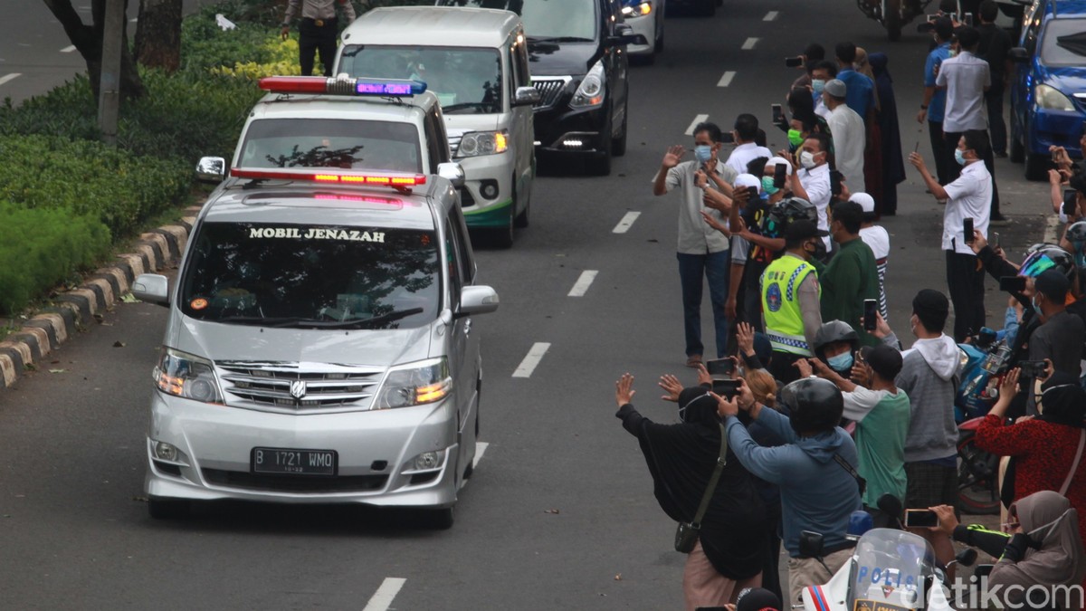 Syekh Ali Jaber meninggal dunia di RS Yasri Cempaka Putih&period; Jenazah dikawal ratusan orang menuju ke rumah duka&period;&NewLine;&NewLine;Kawalan itu datang dari polisi hingga Ojol&period; Jenazah Syekh Ali Jaber terpantau meninggalkan RS Yasri pada pukul 14&period;05 WIB&period;