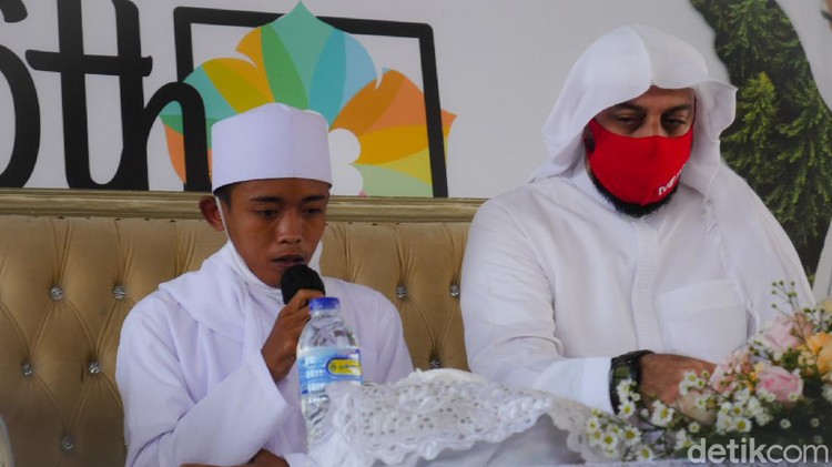 Momen haru Syekh Ali Jaber bertemu bocah pemulung baca Al-Quran di trotoar